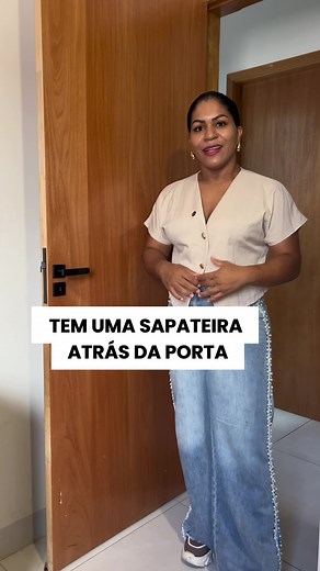 Sapateira compacta feita com portas de guarda-roupa