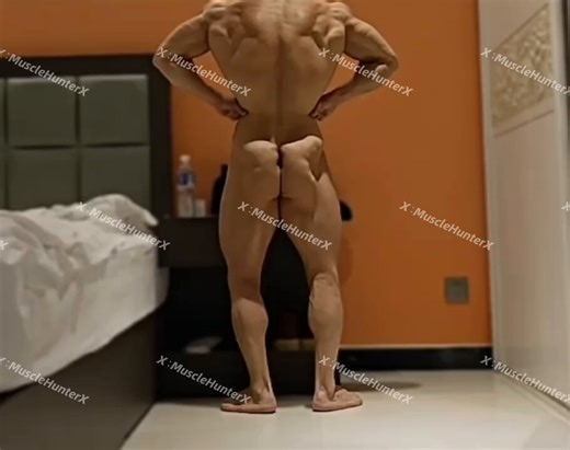 RT @MuscleHunterX: 最近很迷这种脱光做着比赛动作然后开始撸的样子 感觉好色