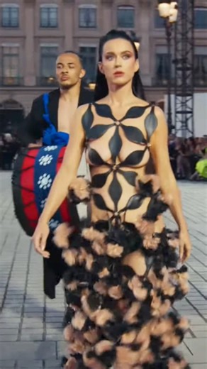 Katy Perry défile pour l’événement #VogueWORLD à #Paris 🔥🇫🇷 #katyparis #womansworld #vogueworldparis #katycats #kp6fr | Katy Perry France