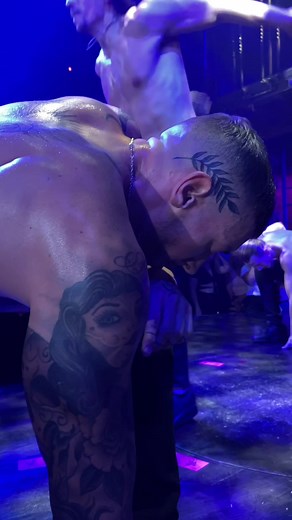 Admit it, you’re smiling at your phone! 😉 🐍 #magicmikelive #london #rosssands