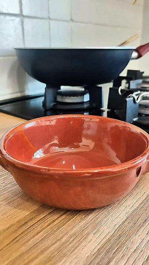 "Bangha Bart flow: la melanzana che parte!" In friggitrice ad aria bella croccante, diventa una crema calda e avvolgente! Con aglio, cipolla e zenzero tritati, i profumi si alzano, siamo già esaltati! Ingredienti: 1 melanzana grande Una manciata di pomodorini 1 cipolla rossa 1 spicchio d’aglio Un pezzetto di zenzero fresco Curry, paprika e pepe q.b. Olio, sale, e tanta fame! Procedimento: 1. Melanzana in friggitrice ad aria, fino a quando diventa bella morbida e abbrustolita. 2. Schiacciala per 