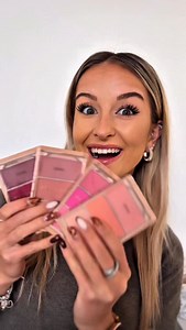 💗 Objev všechny odstíny Blush Icon Palette! Každá paletka ukrývá kombinaci matných i třpytivých tónů, které dodají pleti přirozený a zdravý vzhled. ✨ 🎨 Odstíny: • My Cherry Truth • Hot Pink Flag • Aura Points Rose • Authentic Peach Stačí pár tahů štětcem a tváře získají svěžest i jemný glow. 🤍 Dostupné na @notino_cz 🛍️ #BlushIcon #MakeupRevolution #VeganBeauty #CrueltyFree #GlowySkin #BeautyLover #MakeupReel #FreshLook #tvarenky #liceni #kosmetika #novinka #ruzovatvar #NotinoCZ #paletkatvare
