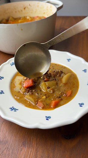Soupe de lentilles épicée aux pommes de terre et carottes