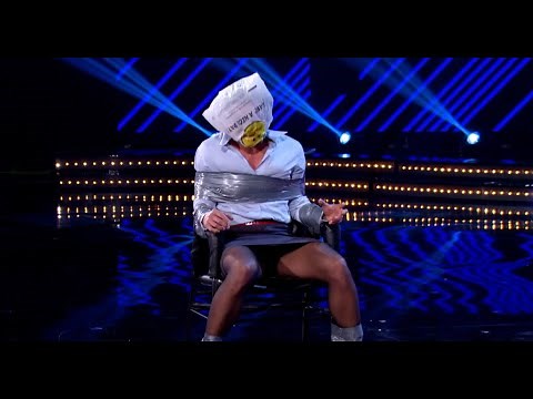 Female escape artist impressive performance