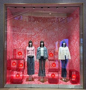 [Hot Item] Manufacturers Custom Acrylic Display Table Props Window Display Props for Clothing Store