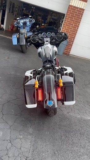 This fucker is bad!!! Just finished up ready for a seat!! @sikpipes @hofmanndesigns @alloyartusa @lokocoatings @speeddealer @beringerbrakes_usa @rebuffini_official @hawghalters @ohlinsracingmotorcycle @blackstonetek.bst @proper_baggers @performance_baggers #daperformancebaggers #chicagobaggers #150hp #m8 #streetglide | DA Performance Baggers