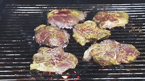 Fett Juicy köstliches Rohfleisch wird auf: Stockvideos & Filmmaterial (100 % lizenzfrei) 1103701863 | Shutterstock