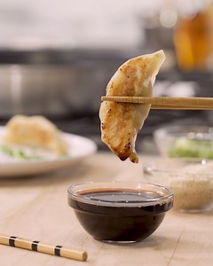 Is there anything more delicious than a perfectly prepared Chicken & Vegetable potsticker dipped in our signature sauce? Maybe we’ll think of one if we stare at this a little longer… Nope, now we’re just hungrier 😅 | Ling Ling Asian Kitchen