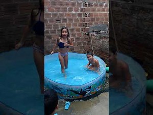 Eu brincando na piscina