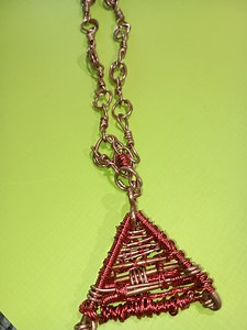 Pendentif pyramide en cuivre rouge avec collier