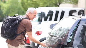 🚑 DB Medibus: Erweiterte Gesundheitsversorgung in Berlin-Lichtenberg 🚑 Entdecken Sie in unserem neuesten Video den DB Medibus in Aktion, der essentielle medizinische Versorgung in Berlin-Lichtenberg ermöglicht. Es zeigt, wie wir Menschen erreichen, die sonst keinen einfachen Zugang zu medizinischer Versorgung haben, insbesondere diejenigen ohne Krankenversicherung. 🌟 Das Herzstück des Projekts ist die Möglichkeit, gesundheitliche Versorgung in der eigenen Sprache anzubieten, was die Qualität 