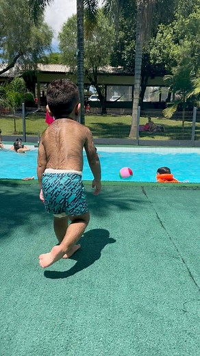 Miguel se divertindo na piscina | Tal pai tal filho