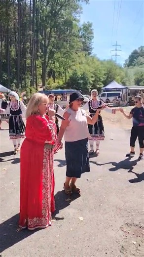 Ana-Maria Bulgaria и Костадинка Танчева - две емблеми на българската народна песен огласиха мегдана на 40-тия традиционен събор "Обединението прави силата" - Побит камък. @топ фенове | НЧ "Иван Вазов-1928" село Нови хан