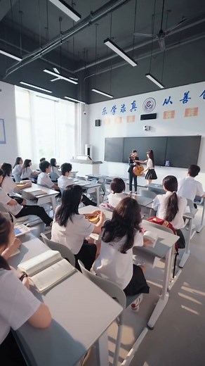 A girl climbs the campus wall, crashes onto the school’s untouchable heartthrob, and from that moment he can’t erase her from his world | Eine Gruppe reifer Frauen auf der Suche nach einem Date