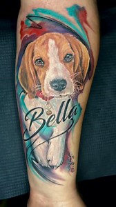 Ne place atât de tare să tatuăm portretele animalutelor de companie! Parcă pe Bella o vedem cum dă din codiță așteptând să primească toată iubirea din lume. Tu ți-ai tatua portretul animalului tău de companie? @liviusandulacheart #dogtattoo #beagletattoo #tatuajebucuresti #drumultaberei #nlt #nltdays #nextleveltattoo #welovedogsandcats | Next Level Tattoos Costi