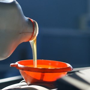 Did you know that contamination of brake fluid by water can cause brake failure? That is why at Remsa we carry out an exhaustive quality control and numerous tests to guarantee a smooth circulation of the brake fluid. #Remsa #brake #brakes #brakepads #brakediscs #brakesystem #carlove #workshop #brakefluid | REMSA