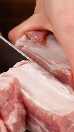 18K views · 131 reactions | Secretul pe care bucatarii il ascund! Iata cum sa faci cele mai bune costite! Ingrediente: costițe de porc: 800 g ceapă: 3 buc piper negru: 4 g sare: 10 g boia de ardei dulce: 10 g ierburi de provence: 10 g castraveți murați: 3 buc moare de la castraveți: 200 ml cartofi: 300 g apă: 1 l sare: 10 g unt: 20 g lapte: 100 ml sare: 10 g piper negru: 5 g rozmarin: 30 g | Cookrate - Romania | Facebook