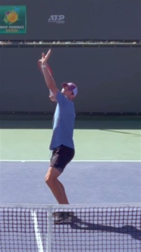 17K views · 60 reactions | The overhead/smash Both arms are up on the overhead The non dominant arm is tracking the ball and the hitting arm is up as well #tennishaus #smash #overhead #tennis #tenjs | Tennis.Haus | Facebook