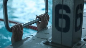 Groupe de femmes nage dans la : vidéo de stock (100 % libre de droit) 1019879563 | Shutterstock