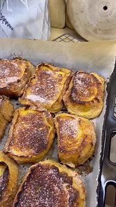 ✨Rabanadas no forno✨➡️Super simples e mais saudáveis.Ingredientes:1 litro de leite 150 g de açúcar 1 ou 2 paus de canela 3 tiras de casca de limão1 cacete de pão duro2 ovos batidos Açúcar Canela PreparaçãoNum tacho colocar o leite, o açúcar, o pau de canela e as cascas de limão.Levar ao lume até ferver.Desligar e deixar arrefecer uns minutos.Fatiar o pão e distribuir num pirex.Verter o leite e deixar embeber uns 10 minutos.Pré-aquecer o forno a 200 graus. Pincelar o pão com ovo batido em ambos o