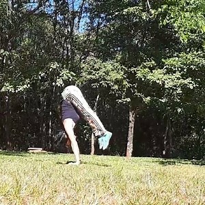 DICA MOVA • PRESS HANDSTAND • . Ótimo desafio para sua press handstand, a famosa subida na força. . Experimente. Avance ombros Empurre o chão Afunde o peito Guarde a cabeça . Quer saber mais? Venha fazer meu curso aprofundado de handstand. . Vou te ensinar como um adulto funciona! Você é capaz. 😊 . Eu nunca fui ginasta e nem do circoquando criança. Eu não nasci de ponta cabeça. Aprendibtudo ADULTA, com quase 40 anos. . Venha! Eu te ensino com uma técnica inteligente e efiente que formatei. . En