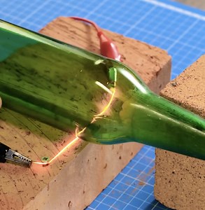 Esta botella se acaba de convertir en impresionantes anillos de diamantes | En modo Madera