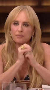 2M views · 19K reactions | Michelle Obama contou que passou os oito anos do mandato do marido com o cabelo alisado para evitar que a atenção sobre ela se desviasse do seu trabalho no governo. Ela sabia que nada seria mais politizado do que o próprio cabelo. E, neste Dia da Consciência Negra, ouvir @tiamaoficial , @claramoneke , @patriciaramos e @alinewirley mostra como essa ainda temos um longo caminho pela frente. | Angélica | Facebook