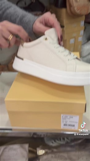 ✨ Eleganza che brilla ad ogni passo ✨ Le nuove sneakers 1ª Classe OFF WHITE con dettaglio strass portano luce e stile a ogni look. Comode, raffinate e perfette come idea regalo! 🎁🤍 👉 Scoprile qui: https://www.scarpami.shop/scarpe/32149-32380-1classe-sneakers-strass-offwhite.html#/198-misure-35 | Scarpami Roma