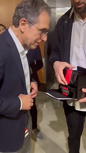 22K views · 119 reactions |  Klay Thompson, 2020’de aşil ameliyatını yapan Dr. Richard Ferkel’a 2022 şampiyonluk yüzüğünü hediye etti. ️ "Size ne kadar teşekkür etsem az. İyileşmemin mümkün olduğunu bile düşünmüyordum." | Eurohoops Türkiye | Facebook