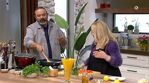 Ο Ανδρέας Λαγός / Andreas Lagos Nomad Chef υποδέχεται την ηθοποιό και σκηνοθέτιδα των πιο επιτυχημένων μιούζικαλ στην Ελλάδα, Θέμιδα Μαρσέλλου και ετοιμάζουν δύο ξεχωριστά πιάτα! Το πρώτο με Μπλε Καβούρι Πιερίας και το δεύτερο με Ξερά Σύκα Ταξιάρχη! #PopMageiriki🧑‍🍳 | Σήμερα στις 14:00, στην #ΕΡΤ1. | ΕΡΤ