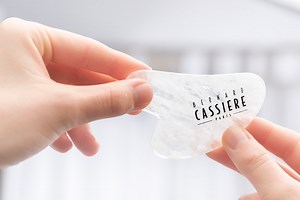 BLOOD ORANGE FACE LIFT KIT with GUA SHA STONE 🍊🍊 Ένα σούπερ Κιτ φροντίδας αποτοξίνωσης και αντιγήρανσης με πέτρα Gua-Sha & Blood Orange Detox Night Concentrate. Κιτ περιορισμένης έκδοσης που περιλαμβάνει: 🍊 Blood Orange Detox Night concentrate 30ml – Πλούσιο αντιοξειδωτικό ξηρό έλαιο με σύνθεση 99% συστατικών φυσικής προέλευσης. Με σύμπλεγμα Detox [Εκχύλισμα σαγκουίνι, αιθέριο έλαιο μανταρίνι] 🍊 ΠΕΤΡΑ GUA SHA Τιμή Πώλησης €55 *Μεχρι εξαντλήσεως αποθεμάτων . . . #bernardcassiere #bcparis ##be