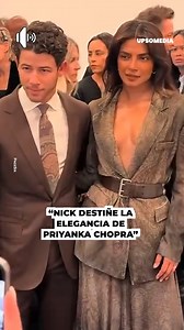 El cantante posó junto a su esposa en un evento social, pero algunos creen que su vestimenta no se veía muy elegante. | Magnates