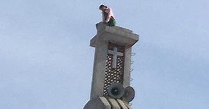 Cần Thơ: Cô gái trèo lên tháp chuông nhà thờ 2 ngày không thèm... xuống!