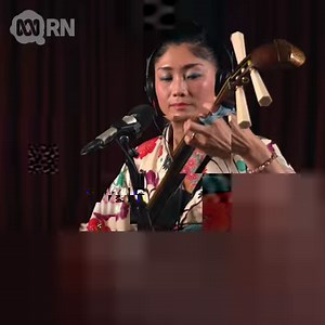 Have you ever heard this beautiful Japanese instrument? It's called the shamisen. Noriko Tadano first picked it up at six years old and is now a virtuoso, performing traditional songs alongside her own compositions and improvisations. Listen to her full interview on The Music Show with Andrew Ford 👉 https://ab.co/2XybsdO | ABC Radio National