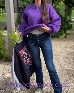 Feeel happy in de happy sweater Een heerlijk model sweater , leuke pofmouw en super zacht aan de binnenkant en laten voor die leuke opdruk aan de achterzijde niet vergeten ! WELKE KLEUR WIL JIJ ? PAARS | GRIJS | DONKERBLAUW? One size en draagbaar tot 42 Je shopt ze online maar ook zeker in onze winkel!  https://bdb-mode.com/collections/kleding | Bie de Buurvrouw MODE | Facebook