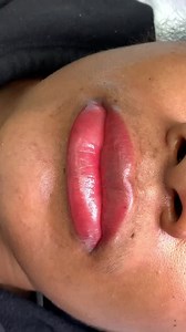 Lip neutralization is a specialized treatment for those with cool and dark toned lips and we can colour correct and neutralize the darkness in the lips. This is perfect for correcting hyperpigmentation, uneven lip colour, or for clients that desire a different lip colour. It is a gradual process that works to both even out lip tone as well as slightly brighten darker lips. @evenflocolours @pmubylulu #beautybyamy #amyhamilton #darklipneutralization #pmu #lipblushtrinidad #pmueducatortrinidad | Br