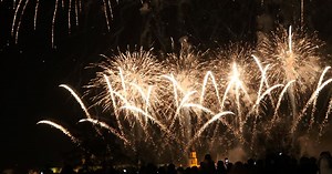 Praha zazdila novoroční ohňostroj i videomapping: Město nabídne vstup do zoo, botanické či na věže za korunu