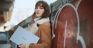 VivoBook X412/ X512 โน๊ตบุ๊คที่เข้ากับทุกไลฟ์สไตล์ ของวัยรุ่น ราคาเริ่มต้น 12,990 - 🔸 พกพาสะดวกด้วย น้ำหนักเพียง 1.5 กก 🔸 ลำโพงดังกระหึ่มด้วย ASUS SonicMaster ที่ปรับแต่งเสียงลำโพงให้มีคุณภาพขึ้นไปอีกระดับ 🔸 หลากสีสันด้วยสี Transparent Silver, Slate Grey, Peacock Blue และ Coral Crush ข้อมูลเพิ่มเติม: https://bit.ly/2Kl5TGr #ASUS #ASUSTH #VivoBook #X412 #X512 | ASUS