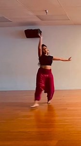 Thank you Ishika for the beautiful Indian contemporary workshop🖤🫶 Choreography~ Ishika Seth Dancer~ Asavari Bhogle Don’t miss our last workshop for our Summer Series TOMORROW with Akhil Joondeph 📢 #monakhancompany #danceclasses #bayarea #bollywood #bollywoodlove #danceitout #choreography #dance | Mona Khan Company