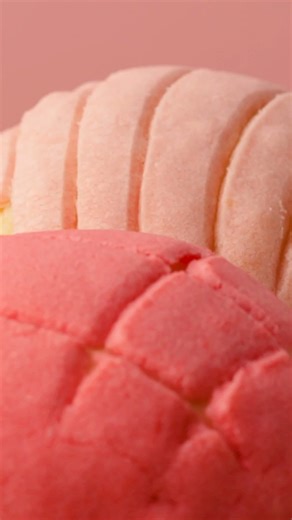 Las conchas son un pan dulce mexicano con una capa crujiente de galleta de azúcar. Se llaman conchas porque la cobertura de azúcar se asemeja en forma y superficie a una concha marina. | Tastemade Español