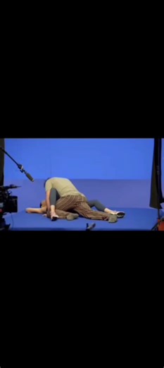 Pedro pascal and daisy ridley's hot behind the scene in a very short video ( the bubble movie ) 🥵🥵🥵🥵
