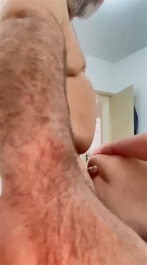 TEU PAIZÃO JÁ TE FUDEU GOSTOSO? TE COLOCOU DE LADINHO E FEZ TEU CU DE BUCETA NA CAMA QUE DORME COM A MAMÃE?