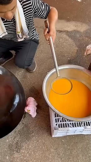 देखो दोस्तों चाइना में अंडे से बड़ा आमलेट कैसे बनाया जाता है | Sanjit Patel