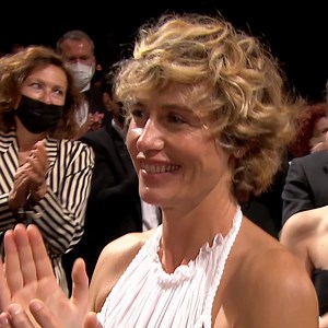 🎬 #CannesMoments – L’émotion était vive à l’issue de la projection du film De son vivant d'Emmanuelle Bercot présenté Hors Compétition ! #Cannes2021 --- 🎬 #CannesMoments - Emotion was high at the end of the screening of the film Peaceful (De son vivant) by Emmanuelle Bercot presented in Out of Competition. #Cannes2021 | Festival de Cannes