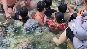 大量大爷大妈扎堆泡“野生”温泉 小水坑里密密麻麻挤满了人