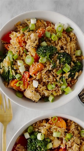5.6K views · 77 reactions | These Instant Pot Teriyaki Chicken Bowls with rice and broccoli are a great meal prep idea with the easiest five-ingredient stir fry sauce. PRINT RECIPE: https://thegirlonbloor.com/instant-pot-teriyaki-chicken-bowls/#recipe | The Girl on Bloor - Healthy, easy recipes for busy people | Facebook