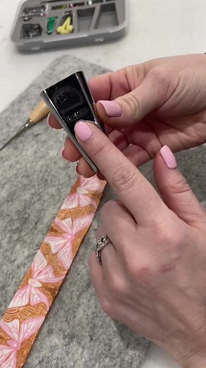 Do you bias? Bias isnt always “bias” for bag making! Dont need it to go around curves? Dont cut it across the fabric! Instead cut across the grain and make your tape that way! A game changer for binding bags or finishing the edges of vinyl or faux leather. Just stitch it in place for a super pro look! ©studio7t7 . #sewingtips #sewingideas #sewingtools #sewinghelp #sewingforyoupage #sewingtiktok #sewingdiy #sewinghacks #sewingskills #sewingbagsisfun #bagmaker #bagmaking | Love USA Quilters