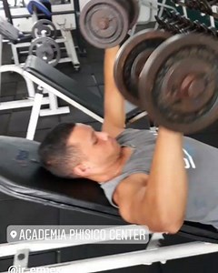 Fly Excelente exercício de peitoral que, ao realizar o giro no movimento, recruta perfeitamente a musculatura desejada. Venha direcionar seu treino nas Academias Phisico. Informações Whatsapp 99121-5220 | Academia Phisico Center