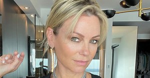 Robe en dentelle et bodysuit noir: Caroline Néron est saisissante