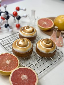 Golden spiced pastry cases filled with silky Florida Grapefruit curd and topped with marshmallowy Italian meringue! What more could you want in a dessert? 😍✨ Josh Smalley has created the perfect sweet treat to celebrate Florida Grapefruit season. Juicy, tangy and packed with nutritional benefits, these vibrant fruits are a must have in your baking. Save this for your next baking day and grab the full recipe at https://www.floridacitrus.uk/grapefruit/recipes/florida-grapefruit-meringue-tartlets/